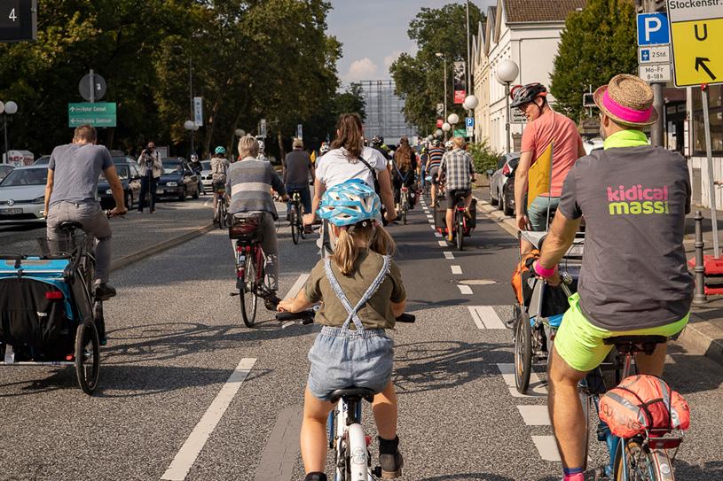 Teilnehmende der kidical mass fahren auf der B9 in Bonn