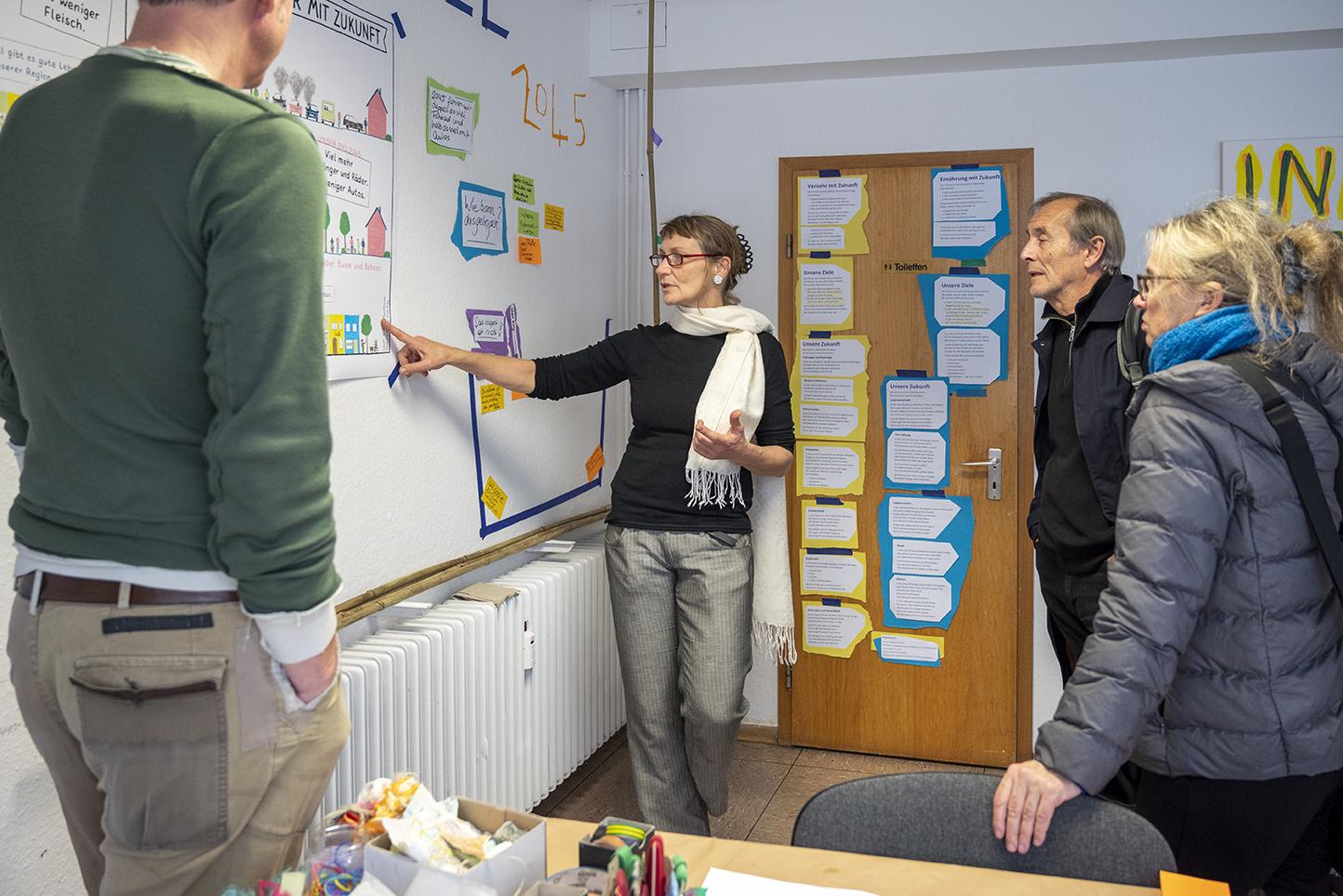 Dr. Gesa Maschkowski erklärt das Bonn4Future-Spiel