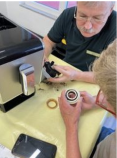 zwei Menschen reparieren etwas