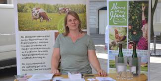 Vorstand der Regionalwert AG Dorle Gothe an ihrem Infostand