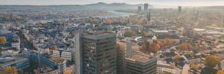 Das Bonner Stadthaus und die Innenstadt von oben