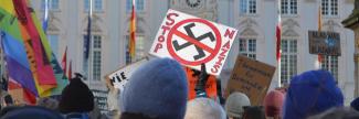 signal-2025-02-09-150921_002.jpeg demonstrierende Menschen vor dem Alten Rathaus in Bonn, Plakat mit einem durchgestrichenen Hakenkreuz und der Aufschrift STOPP NAZIS