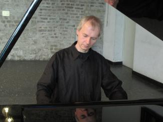Pianist Roland Vossebrecker am Flügel