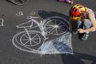 Kreidezeichnung eines Fahrrads auf der Straße