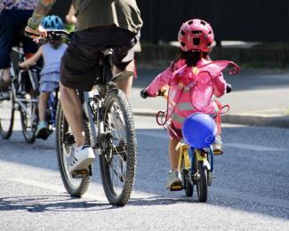 Kind und Erwachsener auf Fahrrädern