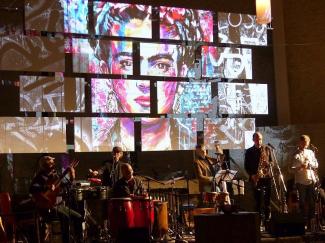 eine Videoprojektion zeigt das Gesicht der Künstlerin Frida Kahlo