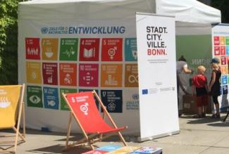 Infowand mit den bunten Kacheln der 17 SDGs