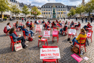 streikende Frauen* auf dem Münsterplatz Bonn