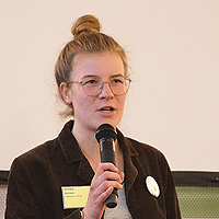 Annika Bohlen mit Mikrophon