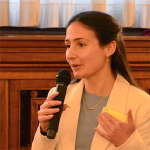Julia Hoos mit Mikrophon