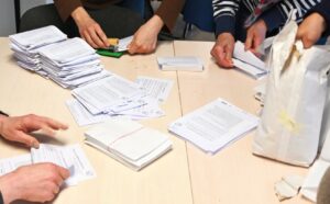 Viele Hände packen Saatgut