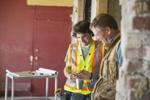 F iStock 1431087039 Handwerker auf Baustelle k 300x200