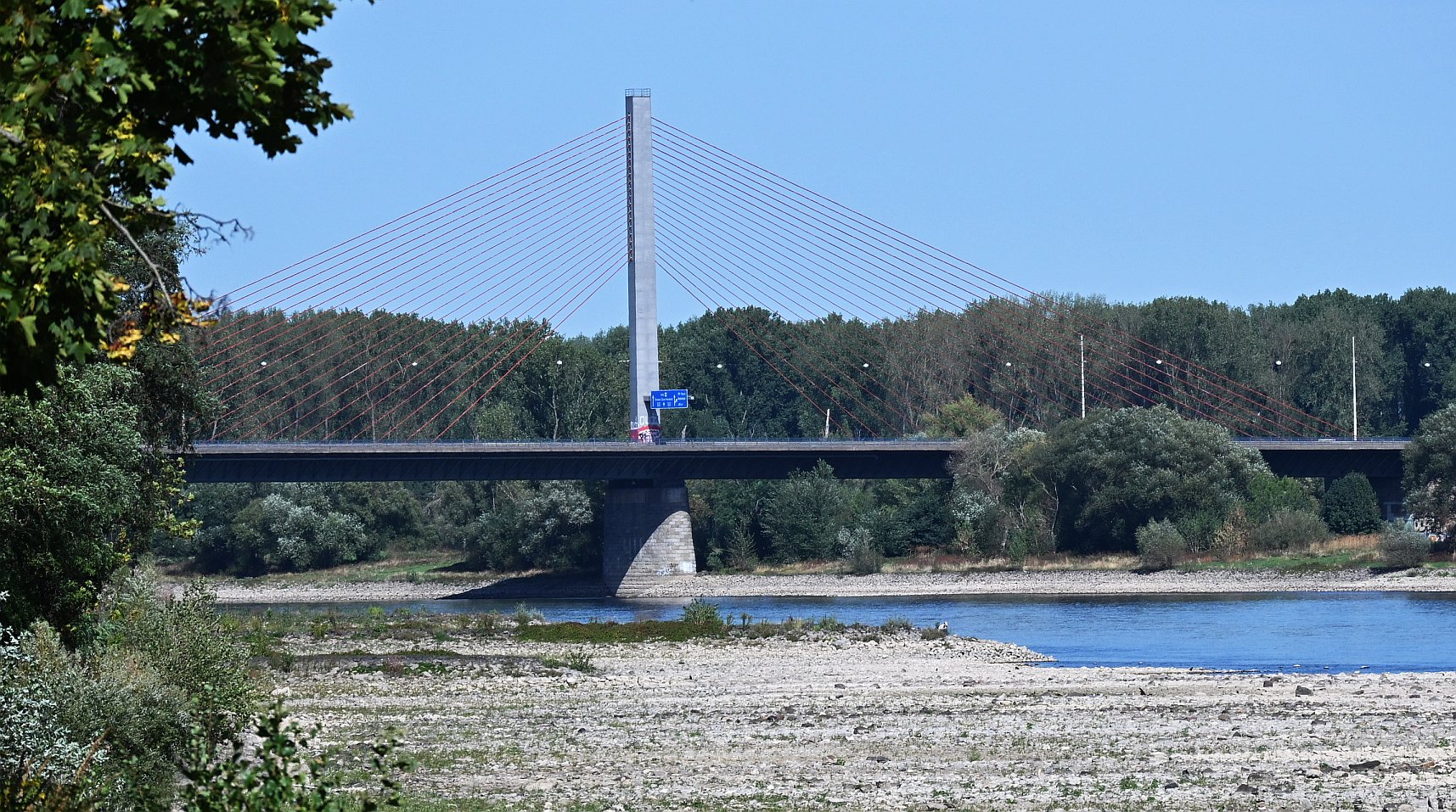 Bonner Nordbrücke im Sommer bei niedrigem Rheinpegel, im VordergrundKies